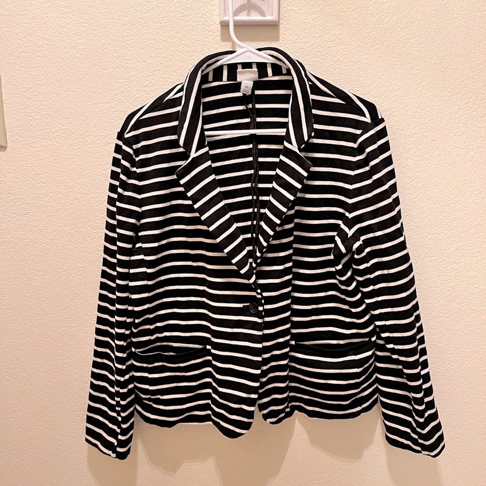 Woman’s blazer jacket black and white stripes with one button and pockets.